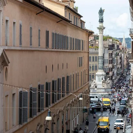 Chilling' Piazza Di Spagna