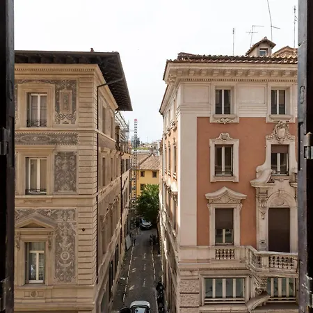 Chilling' Piazza Di Spagna